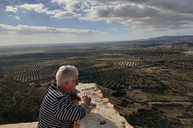 Out of time Berber villages Tekrouna and Zriba Alia - Stop 2: Jeradou, the 200-meter ridge with the Gulf and Kairouan in sight