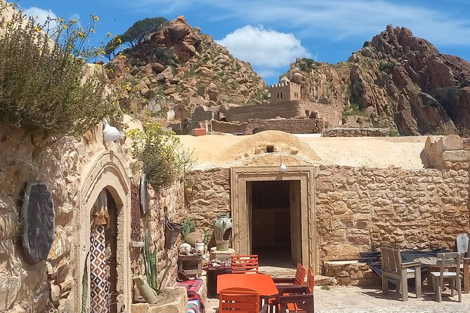 Out of time Berber villages Tekrouna and Zriba Alia - Stop 4: Takrouna, the hilltop village built for control and photos