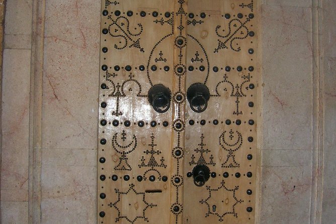 Walking city tour - Zitouna Mosque and Tourbet el bay: two big anchors for the old city feel